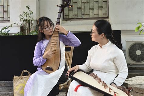  Ambitions and Aching Strings:  A Poetic Exploration of Vietnamese Musical Identity